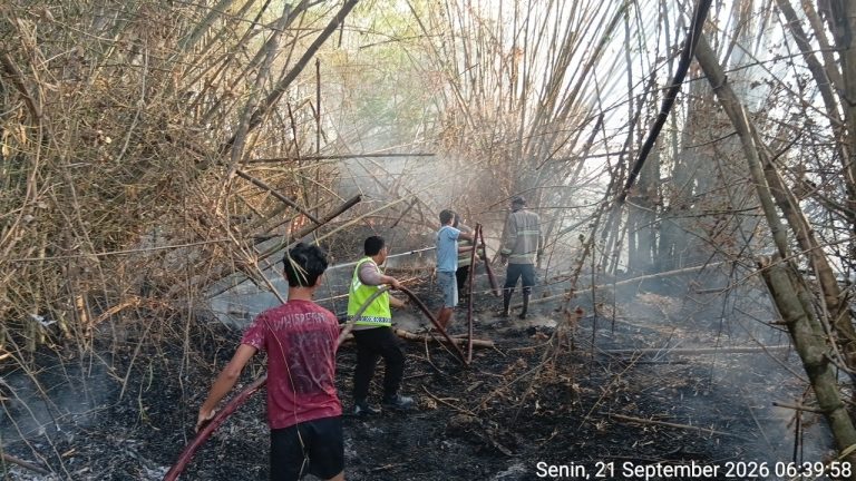 Polres Lamongan Respons Cepat Tangani Kebakaran Rumpun Bambu dan Kandang Ternak