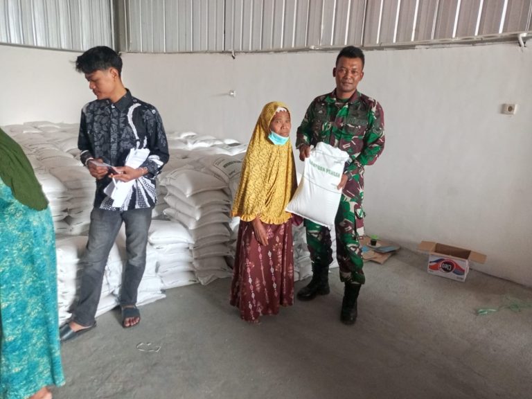 Pastikan Tepat Sasaran, Babinsa 0812/03 Turi Kawal Penyaluran Banpang Bulog di Balun
