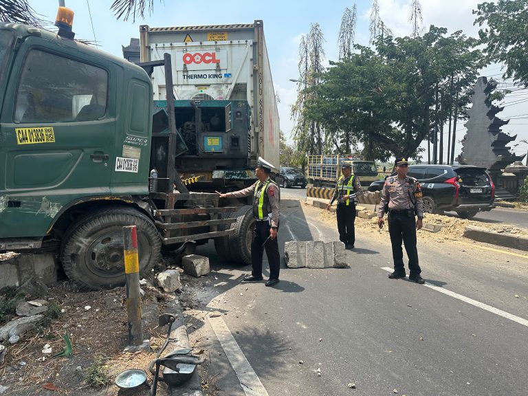 Polres Lamongan Sigap Evakuasi Laka Tunggal Truk Trailer di Jalur Lamongan-Babat
