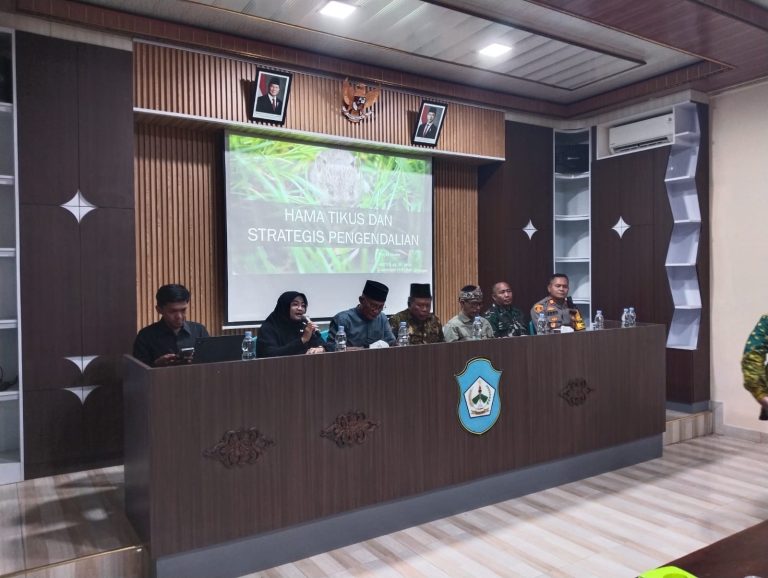 Perkuat Ketahanan Pangan, Danramil 0812/23 Solokuro Ikuti Sosialisasi Pengendalian Hama Tikus di Desa Dagan
