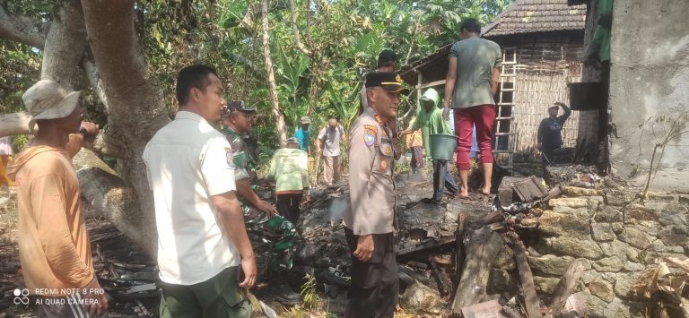 Polres Lamongan Gerak Cepat Tangani Kebakaran Dapur di Kedukbembem