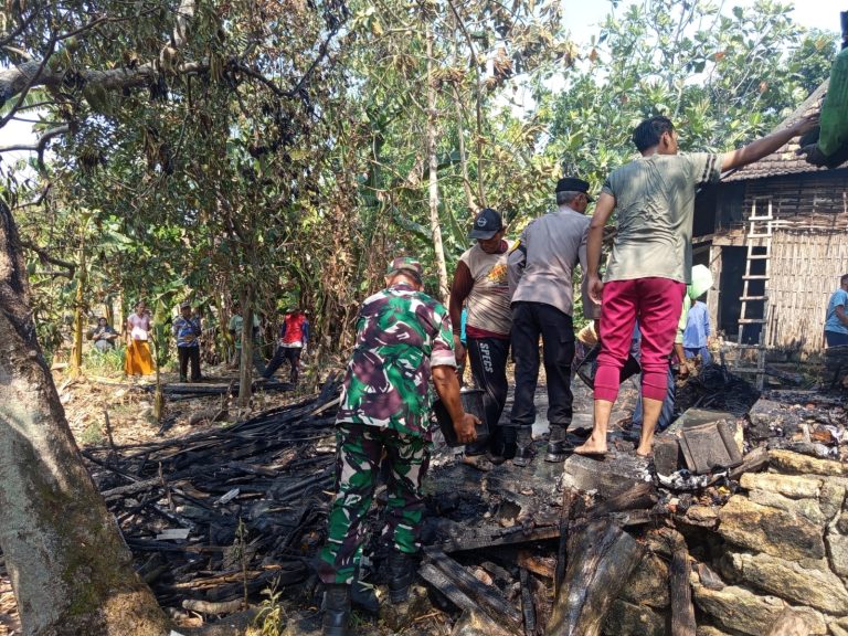 Respons Cepat Babinsa Kodim 0812/Lamongan Atasi Kebakaran di Mantup
