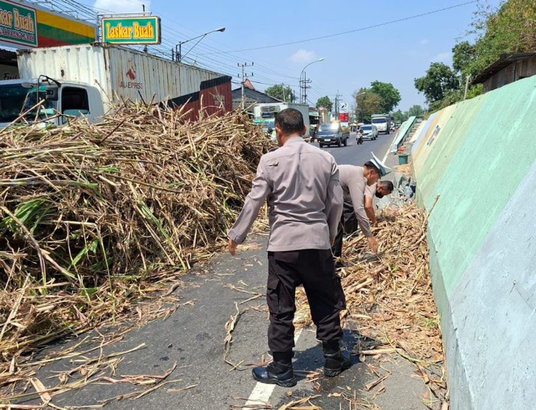 Call Center 110 Direspons Cepat, Polsek Babat Tindak Truk Tronton Angkut Tebu Berlebih