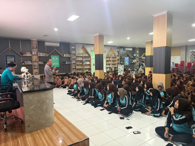 Cegah Kenakalan Remaja, Polres Lamongan Beri Edukasi AI kepada Pelajar