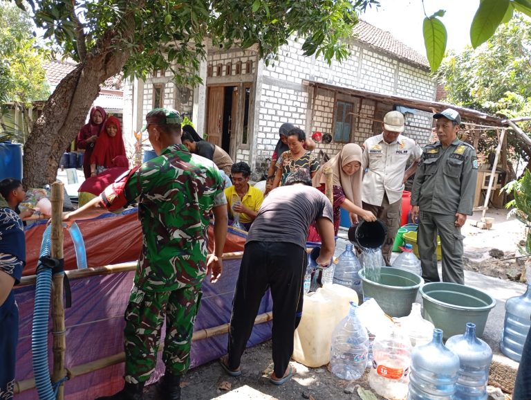 Babinsa 0812/20 Karangbinangun Bersama BPBD Bantu Penuhi Kebutuhan Air Bersih Warga Kuro