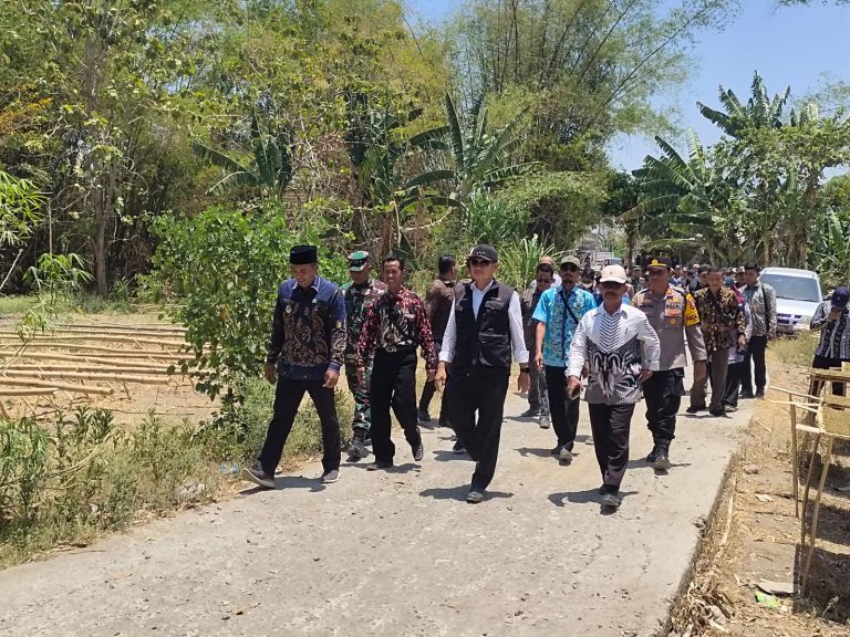 Tinjau Jembatan Ambruk, Pgs Danramil 0812/07 Bluluk Dampingi Bupati Lamongan Salurkan Air Bersih di Desa Talunrejo