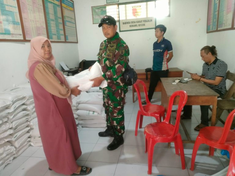 Babinsa Koramil 0812/06 Ngimbang Turun Langsung Kawal Bansos Beras